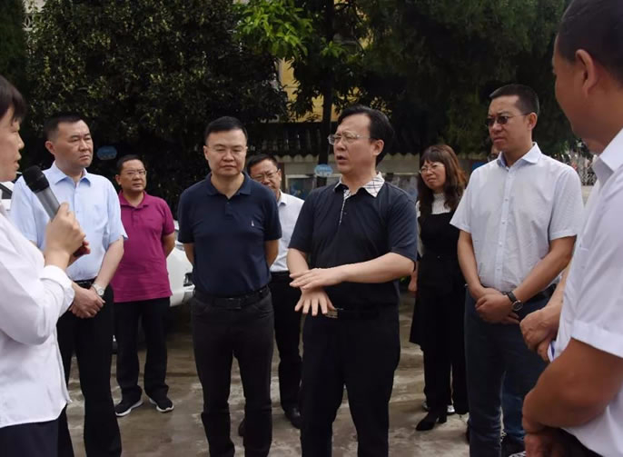 【漢源東辰】雅安(ān)市委副書記、市長(cháng)鄒瑾來我縣看望慰問教師