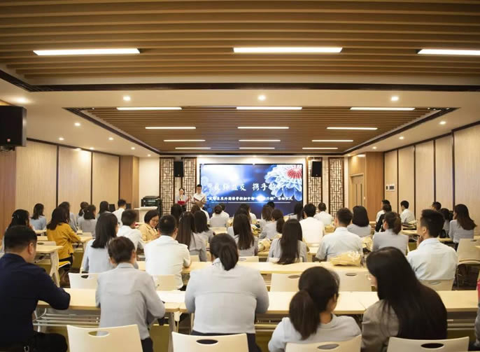 【成都東辰】良師益友，攜手同行||成都東辰外國(guó)語學(xué)校初中(zhōng)部“青藍工(gōng)程”活動暨師徒結對儀式