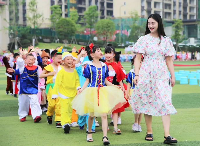 在東辰，做一個快樂的小(xiǎo)孩 | 東辰教育祝大家六一快樂！