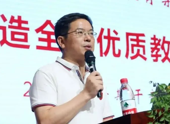 總校長(cháng)緻辭丨當好“大先生”，培根鑄魂育新(xīn)人