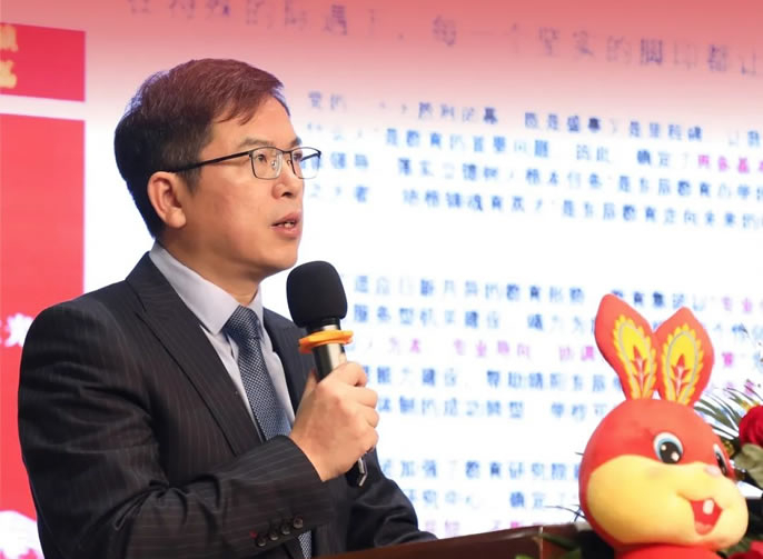 東辰教育集團2023新(xīn)年獻辭丨日月啓新(xīn)元，萬象開新(xīn)篇